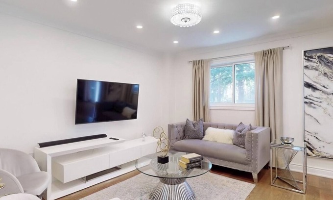 Richmond Hill House | Beautiful 4 Bedroom House (main & second floor)