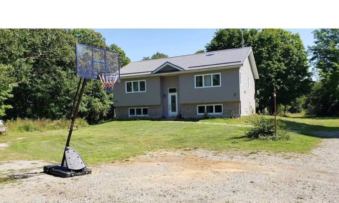 Rideau Lakes Cottage | Beautiful 4 Bedroom 2bath Cottage on 3 Acre Wooded Land