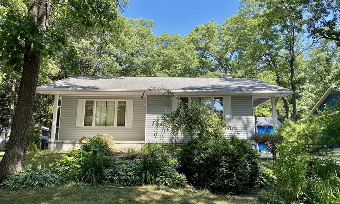 Grand Bend Cottage | Beautiful 4 Bedroom Cottage Next to the Pinery!