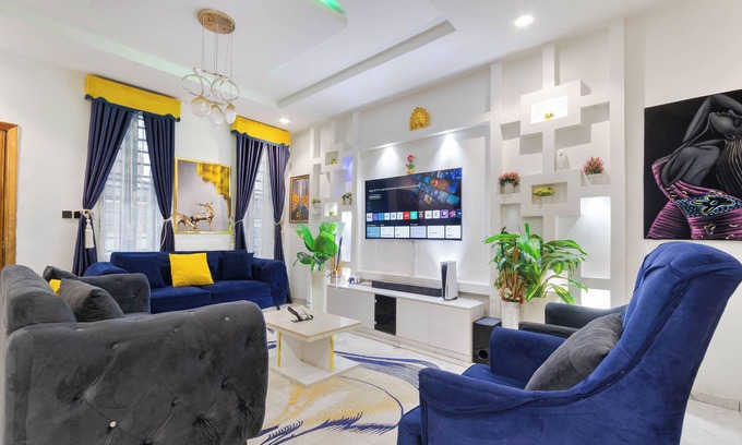 Ofin House | Beautiful 4 Bedroom Duplex Near Victoria Island Parking, wi-fi, Hot Tube, Secure