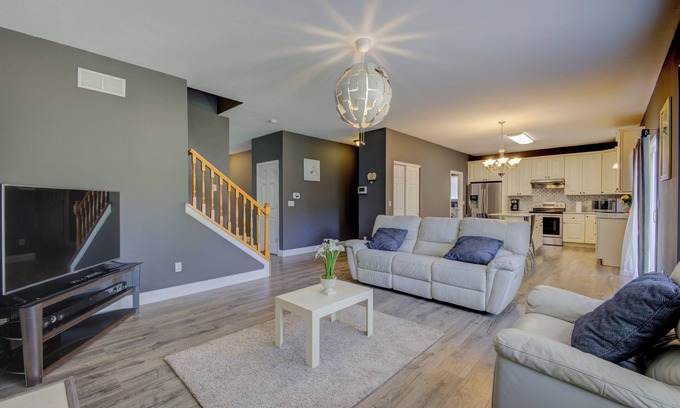 Overland House | Beautiful 4-bedroom house Central to St. Louis and St. Charles