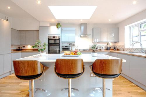 Kidbrooke with Hornfair House | Beautiful 4 Bedroom Home with Garden Sleeps 10