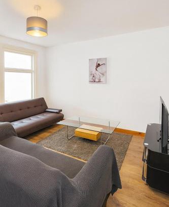Plumstead House | Beautiful 4 bedrooms house, 7 walk to train station