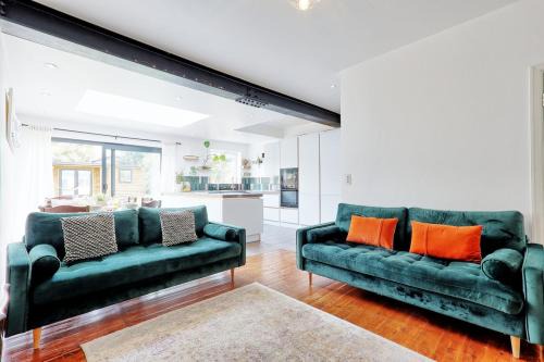 Southend-on-Sea House | Beautiful 5 bed house, relaxing garden and driveway parking 10 min to the beach