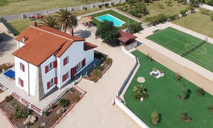 Marina di Sorso Villa | Beautiful 5 Bed Luxury Villa - Pool- Tennis Court- minutes to quiet sandy beach