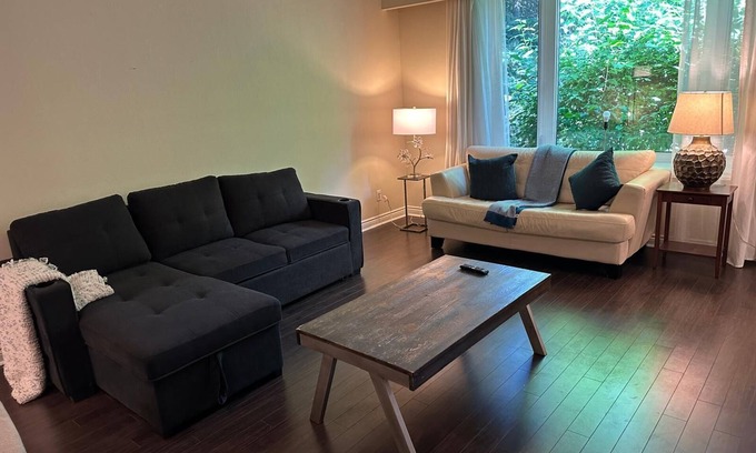 Cooksville House | Beautiful 5 Bedroom House close to Port Credit,Lakeshore Easy Access to Downtown