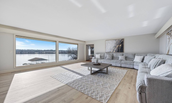 Lake Zurich House | Beautiful 5 bedroom home on private fishing lake