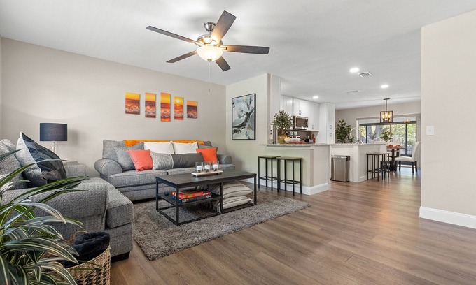 Seffner Community Alliance House | Beautiful 5 Beds, Fast Wifi/TV, Washer/Dryer