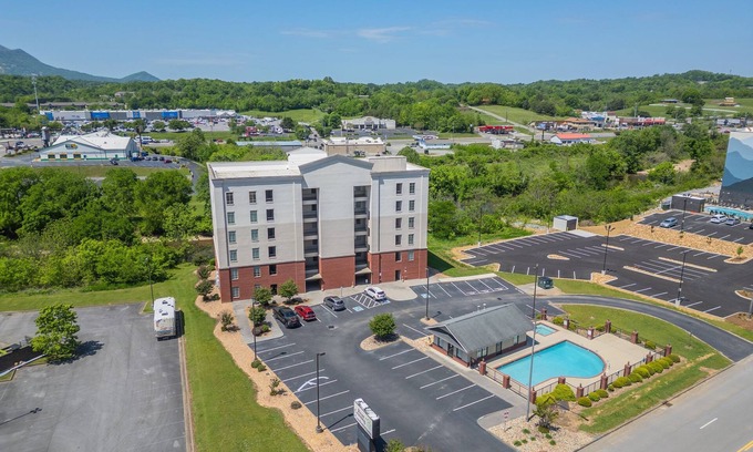 Sevierville Condo | Beautiful and Convenient First Floor 2 Bedroom/2 Bath Riverfront Condo