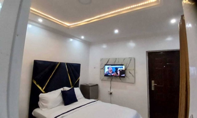 Ikeja Apartment | Beautiful and Cozy miniflat for 2 with Swimming Pool - close to Airport