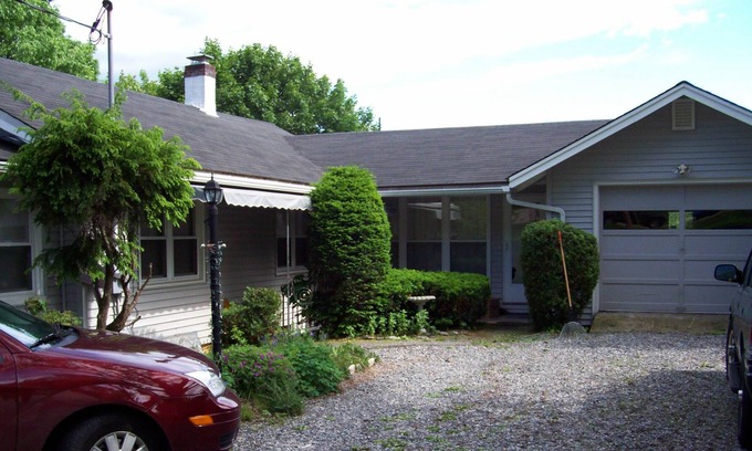 Kittery House | Beautiful and spacious 4 bedroom, 3 bath house with full water view