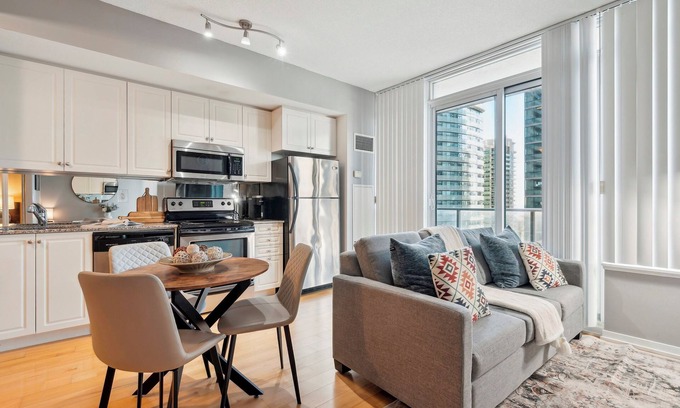 Downtown Toronto Apartment | Beautiful and Stylish 1 BR Condo in DT Toronto