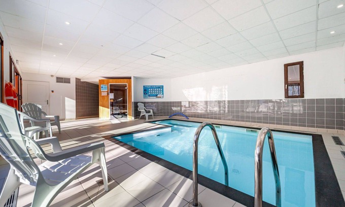 Les Bottieres Apartment | Beautiful apartment for 6 guests with pool, internet, TV, balcony and parking