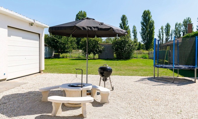 Balatonszarszo Apartment | Beautiful apartment for 5 guests with A/C, WIFI, TV, balcony and parking