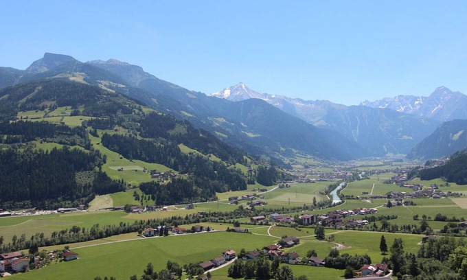 Zillertal Apartment | Beautiful apartment for 12 guests with TV, balcony and parking