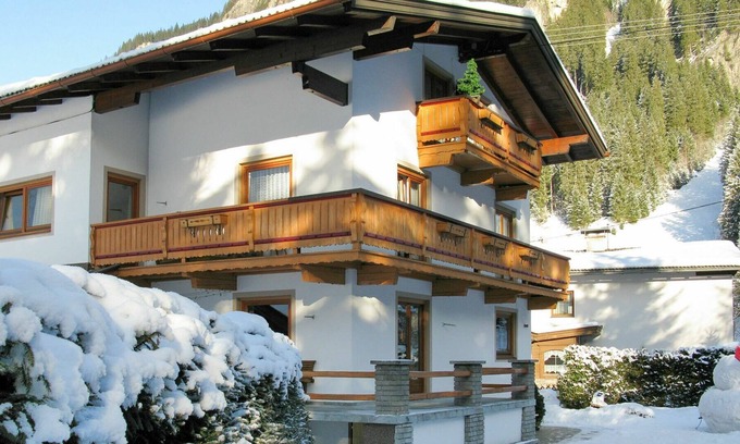 Finkenberg Apartment | Beautiful apartment for 6 people with WIFI, TV, balcony and parking