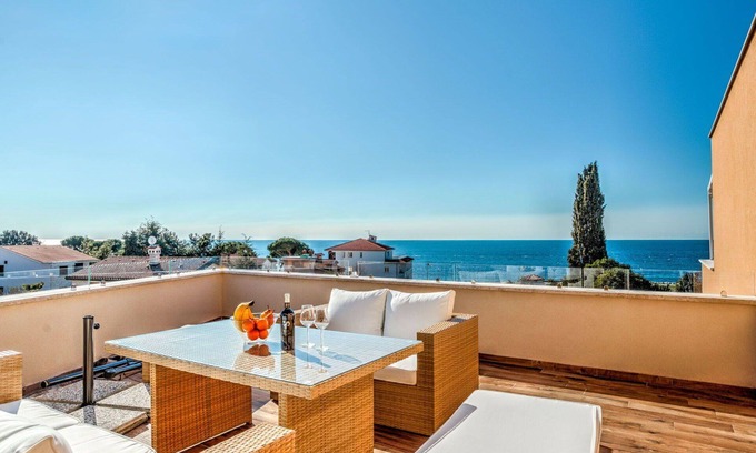 Lovrecica Apartment | Beautiful apartment for 6 people with WIFI, A/C, TV, terrace and parking
