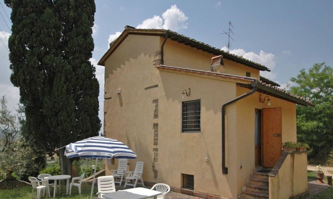 Scandicci Apartment | Beautiful apartment for 4 people with pool, WIFI, TV and parking, close to Florence