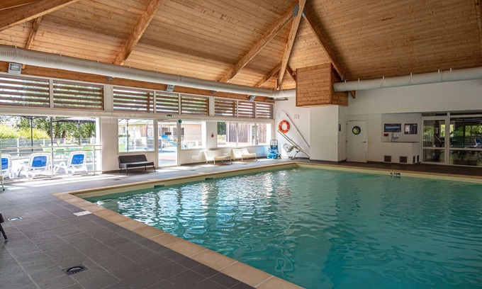 Saumur House | Beautiful apartment in villa for 4 guests with pool, internet, TV, terrace, pets allowed and par.