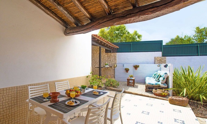 Mem Moniz House | Beautiful apartment in villa for 4 guests with WIFI, A/C, pool, TV, patio and parking