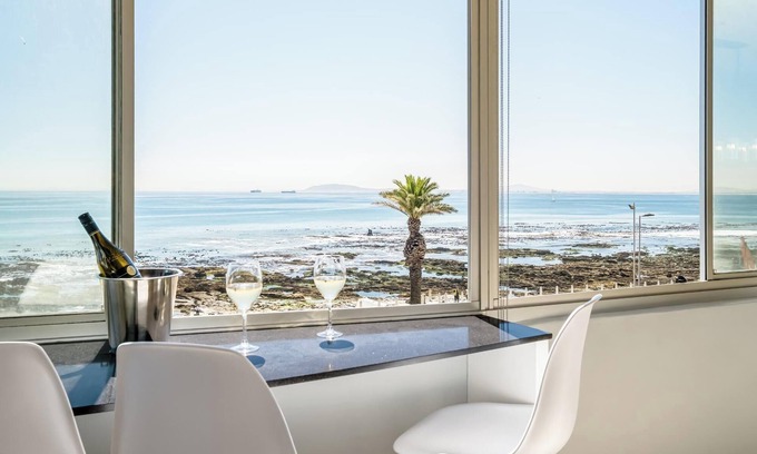 Mouille Point Apartment | Beautiful Apartment walking Distance to the Ocean (Atlantic Views)