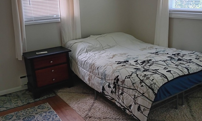 Woodbridge House | Beautiful Apt Renovated close to everything conveniently located single house