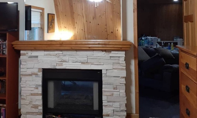 Linn Creek House | Beautiful barn apartment on 3 wooded acres with 300ft of waterfront.
