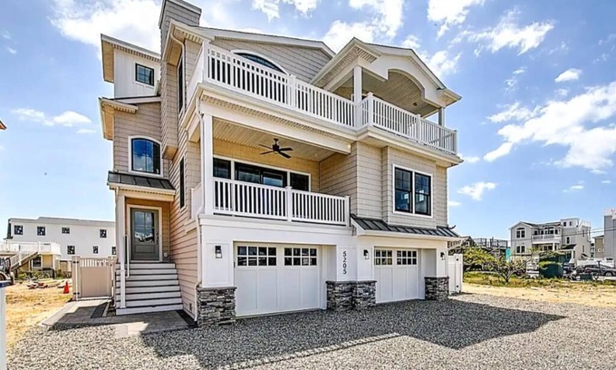 Holgate Apartment | Beautiful Bay Views with gorgeous sunsets. 5 Bdr