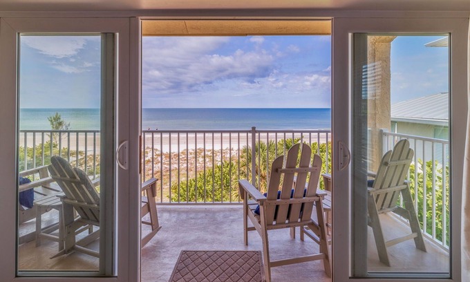 Largo Condo | Beautiful beachfront property of 10 Pipers III! This 4-bedroom, 3-bathroom condo