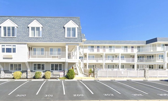 Avalon Condo | Beautiful Beach Block, one bedroom condo in the highly sought after Merrimac Condominiums sleeps 4.