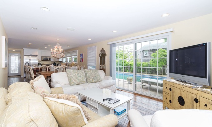 Ocean Beach House | Beautiful Beach House with Large Swimming Pool in Ocean Beach