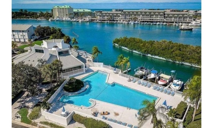 Largo House | Beautiful beach townhome -Walking distance to Indian Rocks Beach!