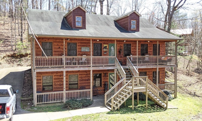 Ellijay Cabin | Beautiful Bear Hugs Cabin 4BR/3 Bath, Pool table, FREE WIFI