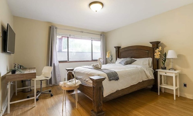 Horseshoe Bay Apartment | Beautiful Bedroom+Private Bath+ AC in Shared House