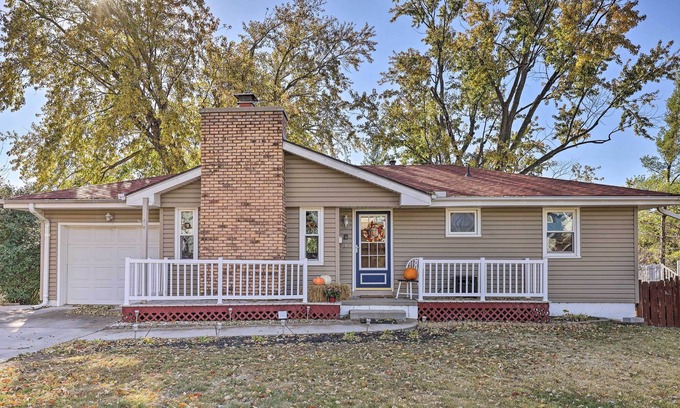 Omaha House | Beautiful Bellevue Home w/ Deck + Gas Grill!