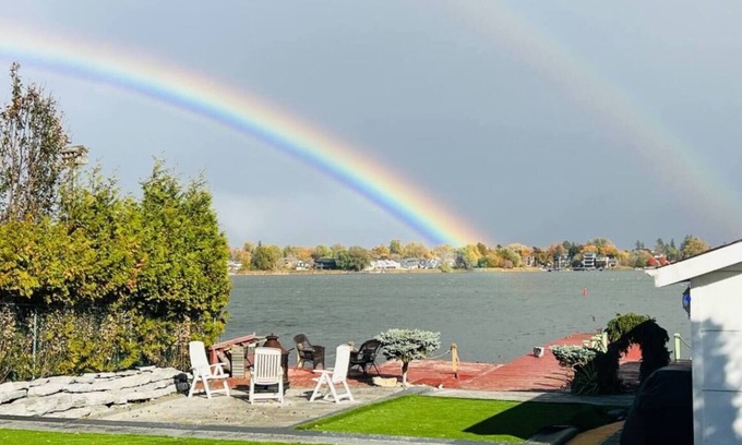 Pickering House | Beautiful Breezy Lake House!