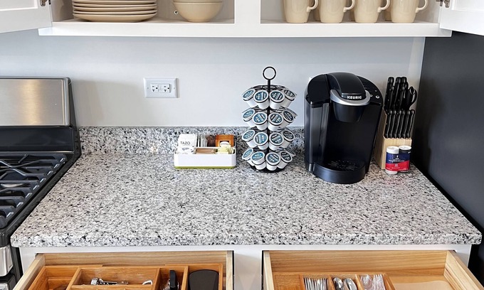 Grayslake House | Beautiful Bright Modern Townhome, 3 bdrm, 2.5 bath, pets allowed.