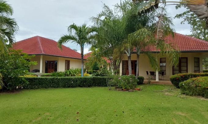 Cha-am House | Beautiful bungalow with shared outdoor pool