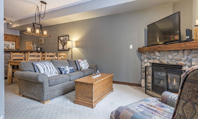 Silver Star Mountain Condo | Beautiful 2 bedroom Ground Floor Condo - Ski in/out from the Door - Pet Friendly