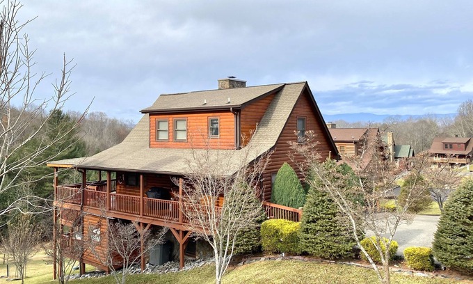 Piney Creek Cabin | Beautiful Cabin at the New River w/ Blue Ridge Mountain Views!