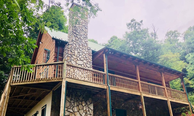 Grassy Creek Cabin | beautiful cabin in the mountains