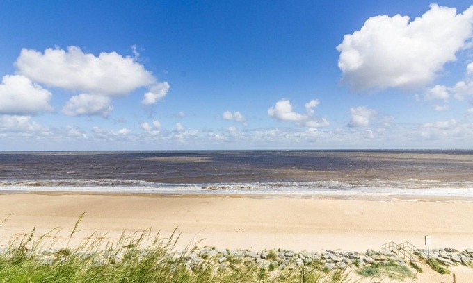 Great Yarmouth House | Beautiful caravan with decking on a lovely Holiday Park, ref 50036K