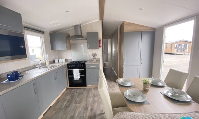 Dunbar House | Beautiful caravan with patio doors leading to decking 10 mins drive to Dunbar