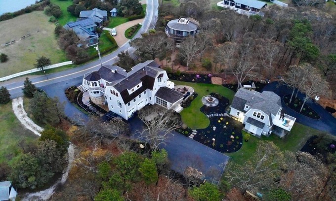 East Chop Cottage | Beautiful Carriage House on the Chop