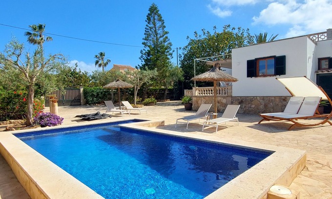 Cala Llombards Ski Chalet | Beautiful chalet for 6 pers. with gr. Garden, W-LAN, pool, air conditioning, close to the sea