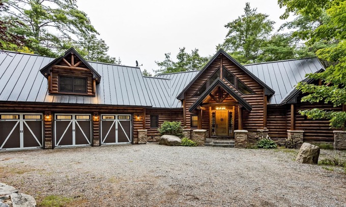 North Frontenac Cottage | Beautiful Chalet on Norcan Lake, near Calabogie
