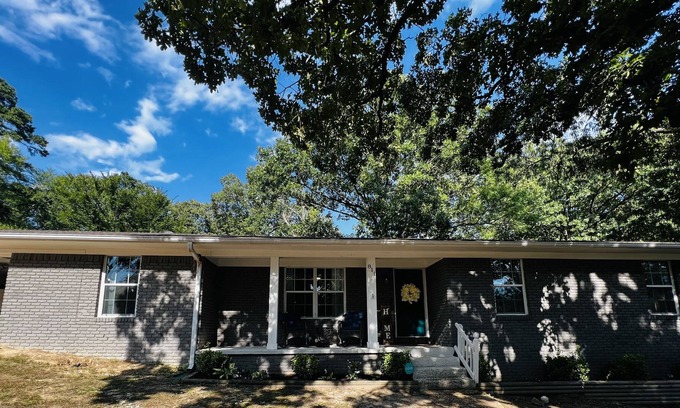 Benton House | Beautiful, cheerful and cozy 4BDR home