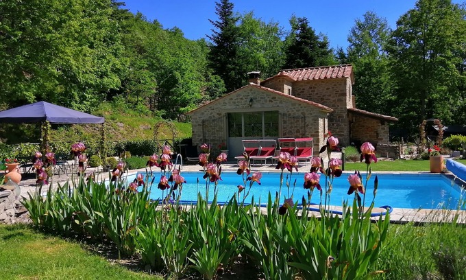 Caprese Michelangelo Villa | BEAUTIFUL CHESTNUT BARN FOR 2 IMMERSED IN NATURE - PRIVATE POOL - DOG FRIENDLY