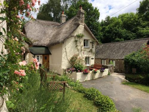 Lustleigh House | Beautiful chocolate box thatched cottage in heart of Lustleigh, 1 min walk to pub, tearoom & shop