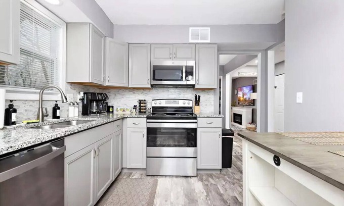 Lenexa House | Beautiful Clean and Comfortable Townhome!